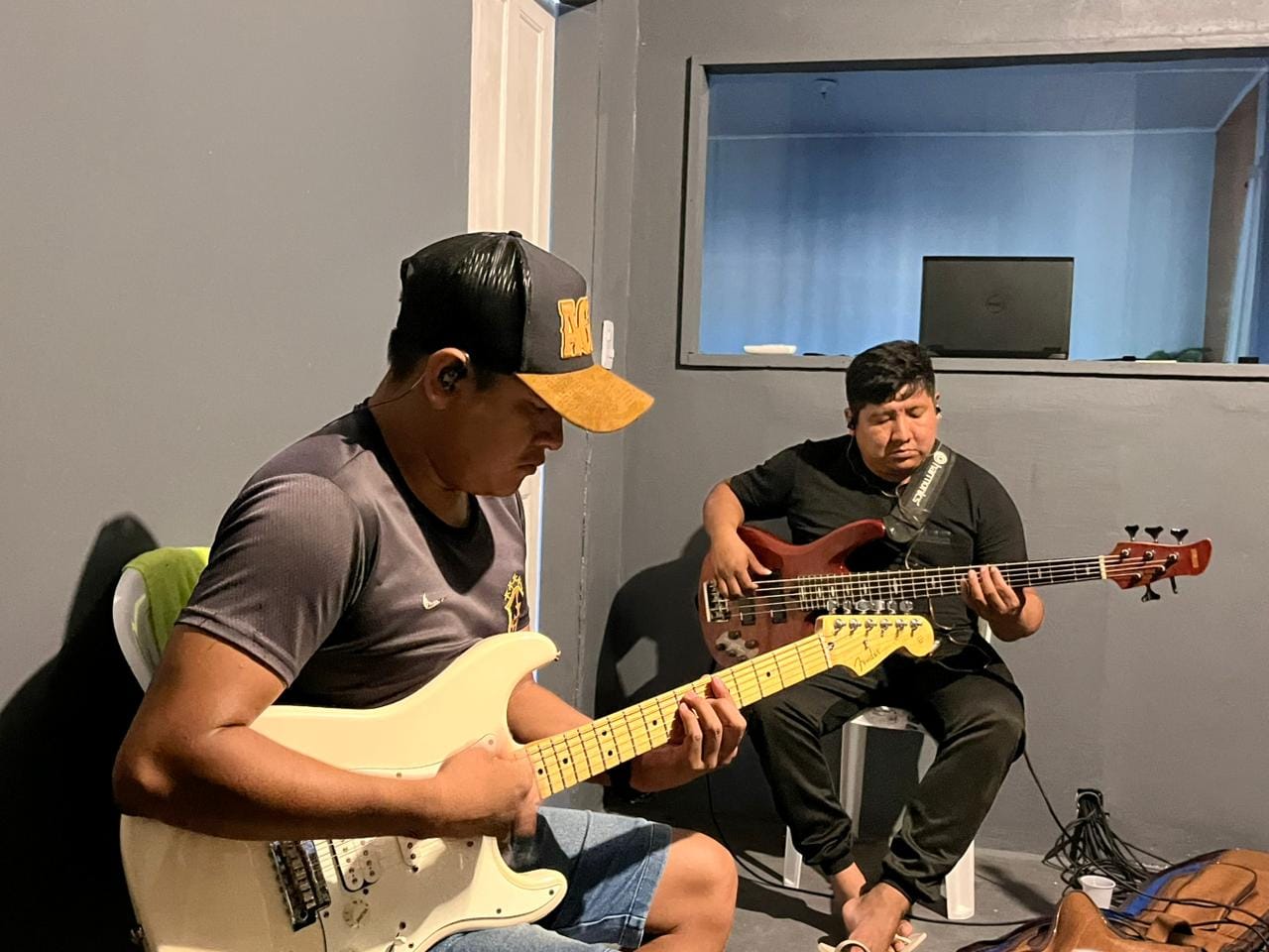 Registro do estúdio: ensaio guitarra baixo