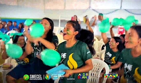 Participantes acompanhando a programação