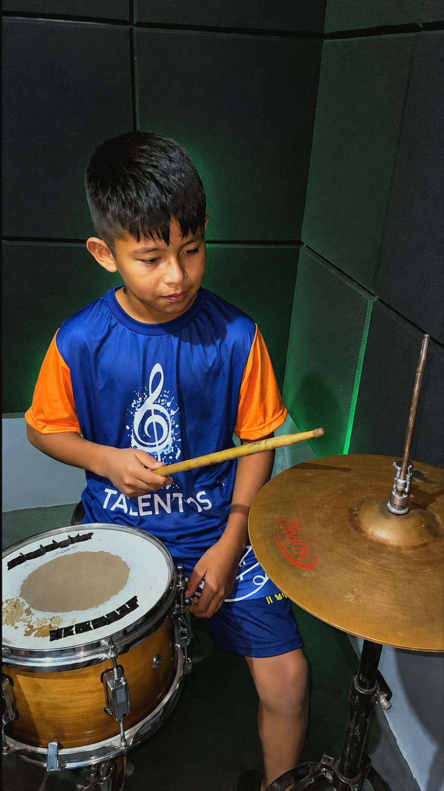 Aluno durante atividade de bateria