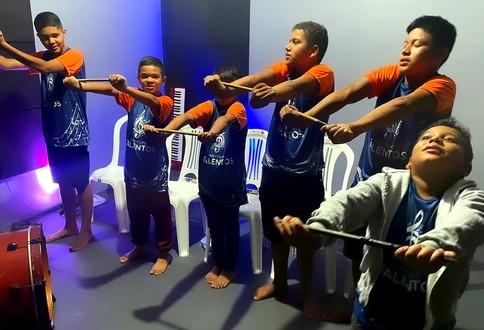 Exercício coletivo com baquetas