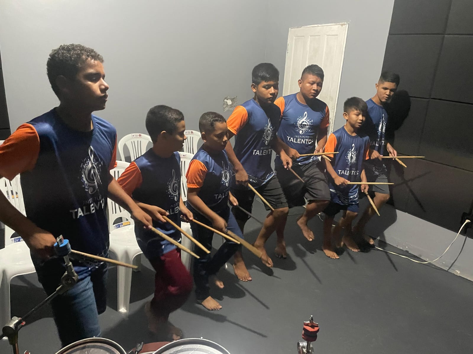 Turma de bateria em atividade coletiva
